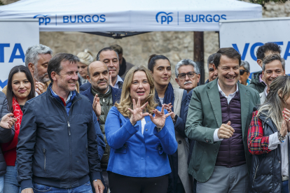 Alfonso Fernández Mañueco (derecha), junto al presidente del PP de Burgos, Borja Suárez, y la candidata a la Alcaldía, Cristina Ayala.