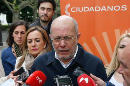 Francisco Igea con Rosario Pérez Pardo en un acto de cierre de campaña electoral en Burgos.