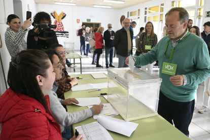 El candidato de Vox a la Alcaldía de Burgos, Fernando Martínez-Acitores, ejerce a las 9 horas su derecho al voto en el CEIP Río Arlanzón