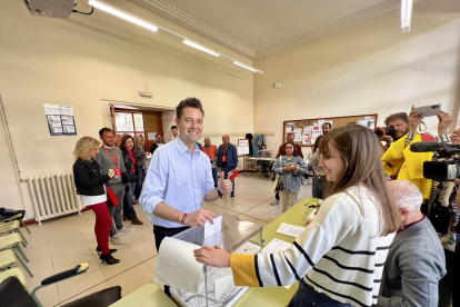 Daniel de la Rosa ejerciendo su derecho al voto