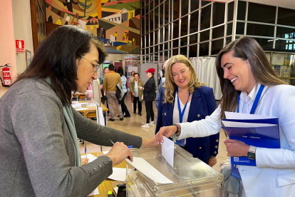 Ayala, con Andrea Ballesteros en el colegio electoral.