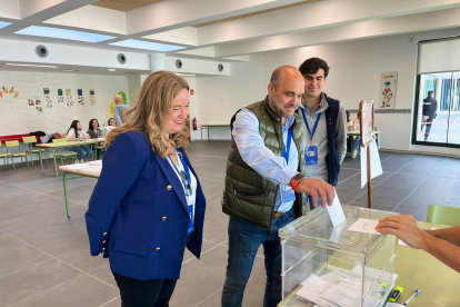 Ayala acompaña a votar a Fernando de la Varga.