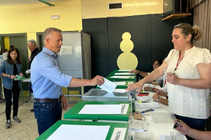 Ander Gil introduce la papeleta en su colegio electoral de Villasana de Mena