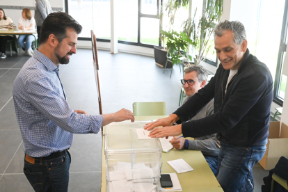 El líder del PSOE de Castilla y León, Luis Tudanca, votó en Burgos.