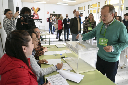 Martínez-Acitores en el momento de entregar la papeleta