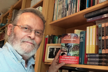 José Antonio Abella, con un ejemplar de su nueva novela