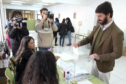 El vicepresidente de la Junta de Castilla y León, Juan García-Gallardo, ejerce su derecho al voto en el CEIP Río Arlanzón