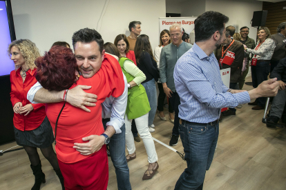 De la Rosa se abraza con una de las asistentes a la fiesta de la noche electoral