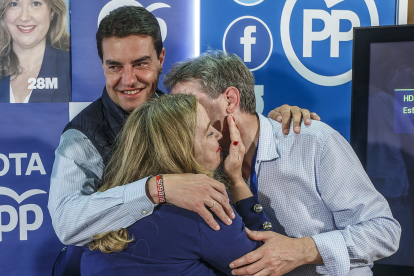 Cristina Ayala se abraza a Javier Lacalle tras conocer los resultados electorales.