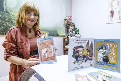 Ana Isabel Núñez posa con los tres volúmenes más recientes de Ediciones Balnea.