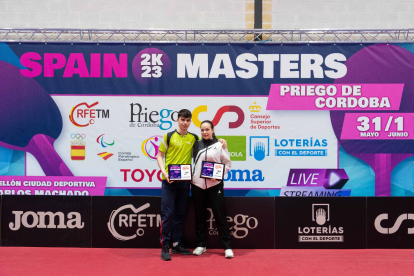 María y Daniel Berzosa posan con el diploma del torneo.