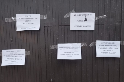 Los vecinos de Fuentenebro colgaron carteles contra los tres 'paracaidístas' del PP