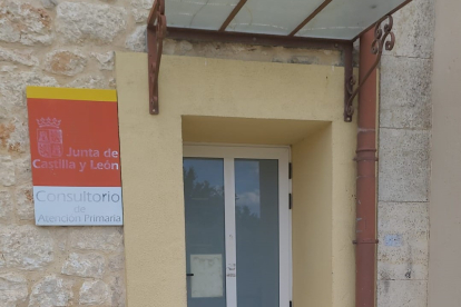 Puerta de entrada al consultorio médico de Villatoro que se utilizó para acceder al centro municipal y evitar los problemas de accesibilidad.