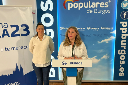 Cristina Ayala y Andrea Ballesteros, en la rueda de prensa en la sede del PP de Burgos.