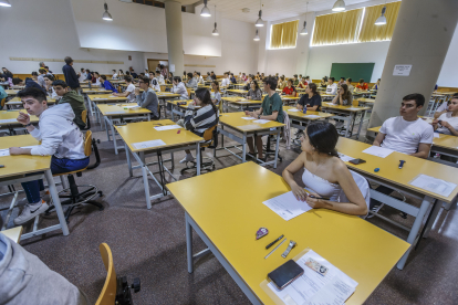 Estudiantes burgaleses realizan la EBAU 2023.