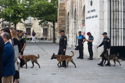 La plaza de San Juan acoge una exhibición de guía caninos.