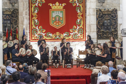 Las pandereteras han salido de su zona de confort y ha protagonizado un concierto en el Monasterio de San Juan.