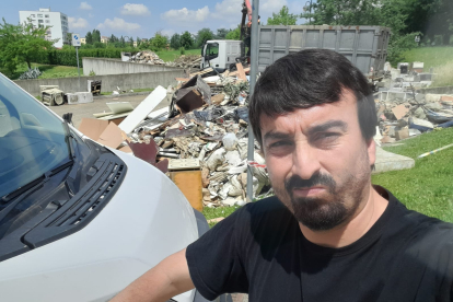 David Velasco, burgalés residente en Bolonia, junto a su furgoneta de reparto tras las inundaciones que asolaron el norte de Italia.