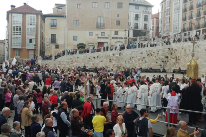 La multitud aguarda en la plaza de Santa María a la salida de la procesión.