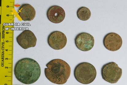 Entre los objetos incautados se encuentran once monedas, tres botones y dos insignias.