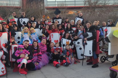 Los socios de la peña El Crucero desfilaron como comparsa en Carnavales disfrazados de 'Alicia en el País de las Maravillas'