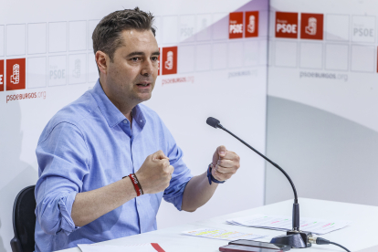 Daniel de la Rosa, en rueda de prensa hablando del futuro pacto de Gobierno entre el PP y Vox.