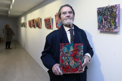 Juan Mons con uno de los cuadros de su exposición La Pasión y El Color, en 2020.