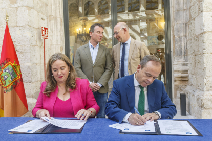 Cristina Ayala y Fernando Martínez-Acitores durante el acto de firma del acuerdo de Gobierno al Ayuntamiento de Burgos.