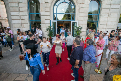El Polisón reabre como Riviera en una fiesta muy animada.