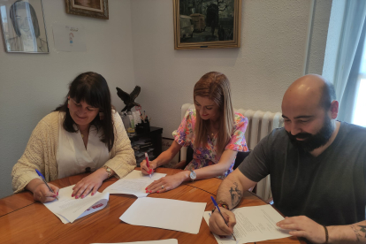 Cristina Ferreras, Aitana Hernando y Guillermo Ubieto firman el acuerdo.
