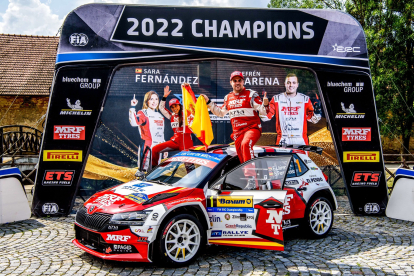 Los burgaleses celebrando el título de 2022 con el Skoda Fabia Rally2