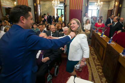 Daniel de la Rosa (PSOE) felicita a Cristina Ayala (PP).