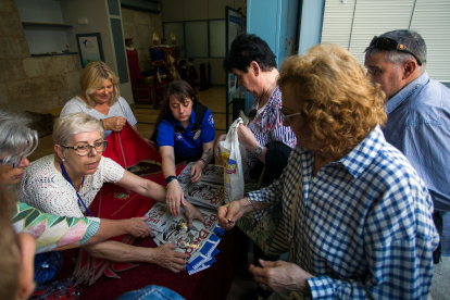 Integrantes de la Asociación Parkinson se han encargado de la entrega de los pañuelos de fiestas.