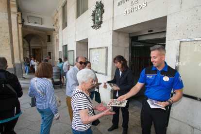 La entrega del formato revista y de bolsillo del programa de fiestas es gratuita y se realiza a las puertas del Ayuntamiento.