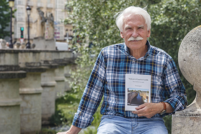 El escritor Pascual Izquierdo, con un ejemplar de su 'Viaje por el Canal de Castilla'.