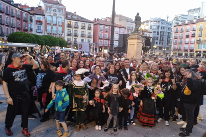 Grupo de socios de la peña 'Blusas del Metal' posando en la Plaza Mayor de Burgos