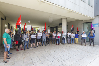 Concentración de CGT a las puertas de la Dirección Provincial de Educación en Burgos.