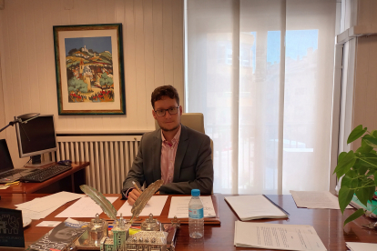 Antonio Linaje posa en su nuevo despacho como alcalde de Aranda