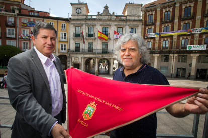 José  Manuel Carbonell y Miguel Santamaría con el pañuelo de fiestas un dia antes de llenar y animar con su pregon la Plaza Mayor en el inicio de las fiestas.