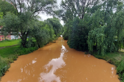 El río Arlanzón, en el corazón de Burgos, se ha convertido en un espectáculo natural cautivador después de las recientes lluvias en la cuenca alta.