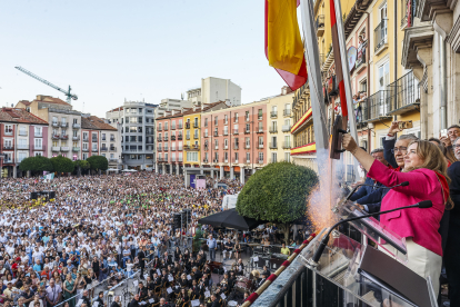 La alcaldesa, Cristina Ayala, lanza la bomba anunciadora de las fiestas.