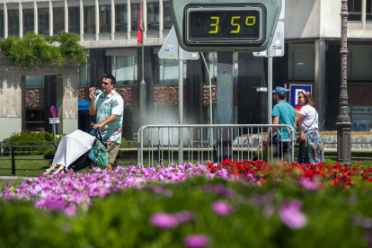 Un termómetro marca 35ºC este sábado por la mañana en la plaza de España de Burgos.