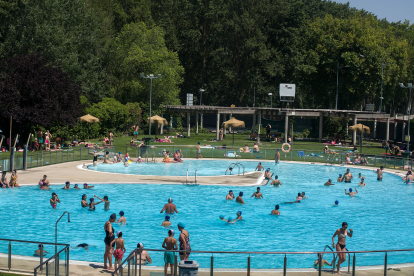 Date un baño: La ola de calor derrite los Sampedros y llena las piscinas
