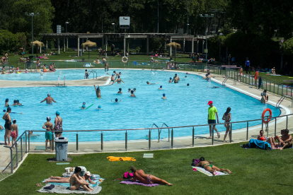 Date un baño: La ola de calor derrite los Sampedros y llena las piscinas