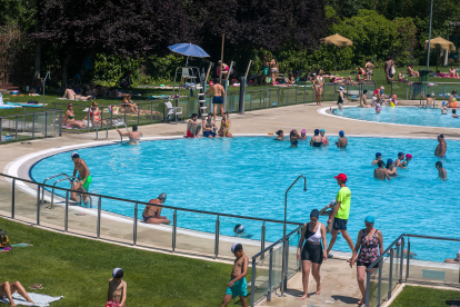 Date un baño: La ola de calor derrite los Sampedros y llena las piscinas