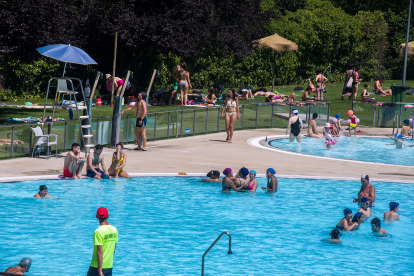 Date un baño: La ola de calor derrite los Sampedros y llena las piscinas