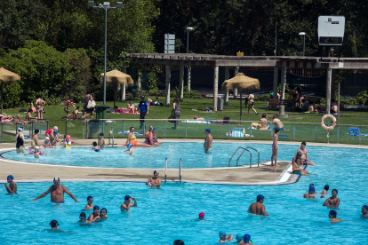 Date un baño: La ola de calor derrite los Sampedros y llena las piscinas