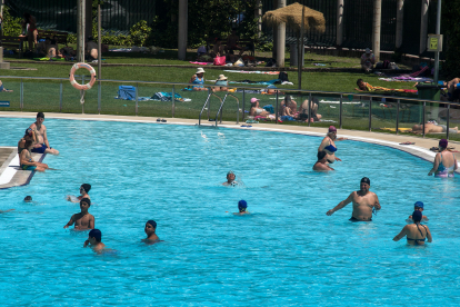 Date un baño: La ola de calor derrite los Sampedros y llena las piscinas