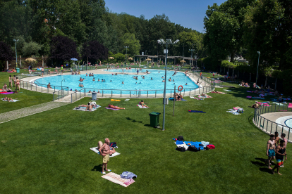 Date un baño: La ola de calor derrite los Sampedros y llena las piscinas