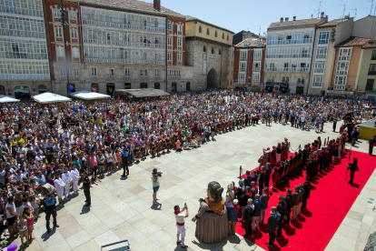 Interpretación del Himno a Burgos durante las fiestas de San Pedro 2023.